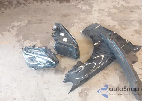 2016 Mercedes-Benz C 300 z USA, uszkodzony, nr VIN 55SWF4KB9GU174173